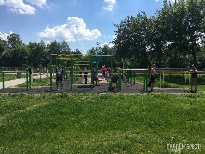 Площадку с уличными тренажерами обустраивают в Каменце