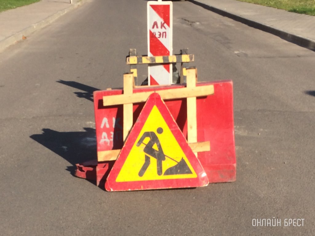 Новый асфальт, велопешеходные дорожки и остановки. Как в Брестском районе ремонтируют местные дороги