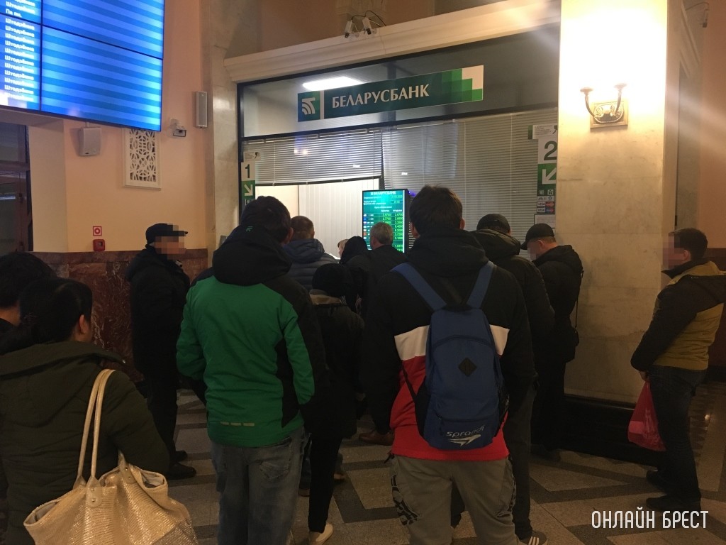 Нацбанк рассказал, как белорусы весной забирали деньги из банков