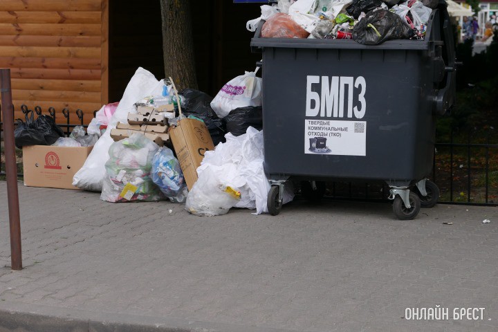 Как белорусы могут решить проблему с уборкой территории дома и двора, рассказали в МЖКХ