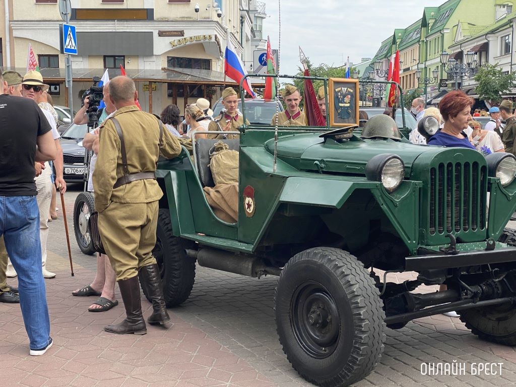 Выставка старой военной техники в Бресте