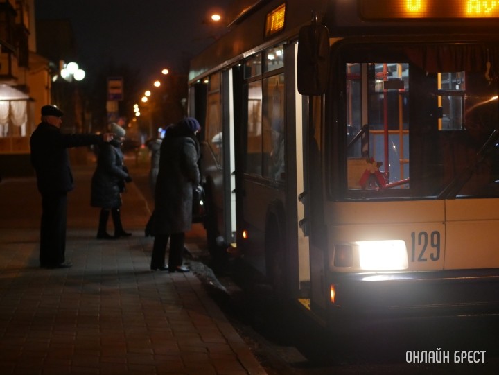 В Беларуси пассажир троллейбуса порезал лицо подростку