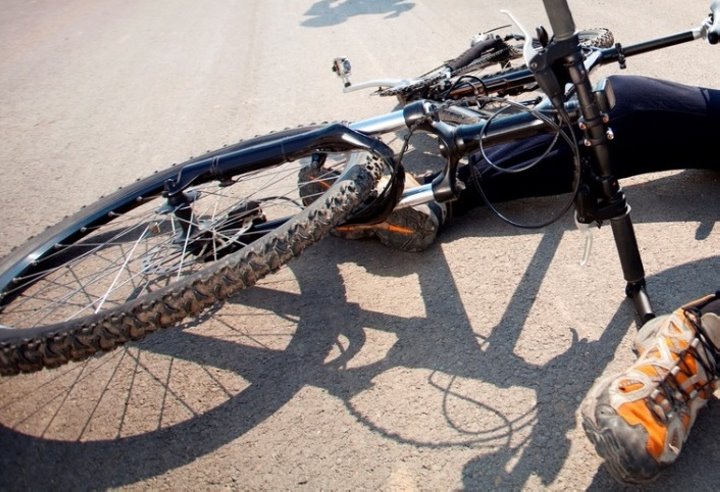 Ребенок выскочил на дорогу из-за припаркованных авто и попал под машину – водитель под следствием