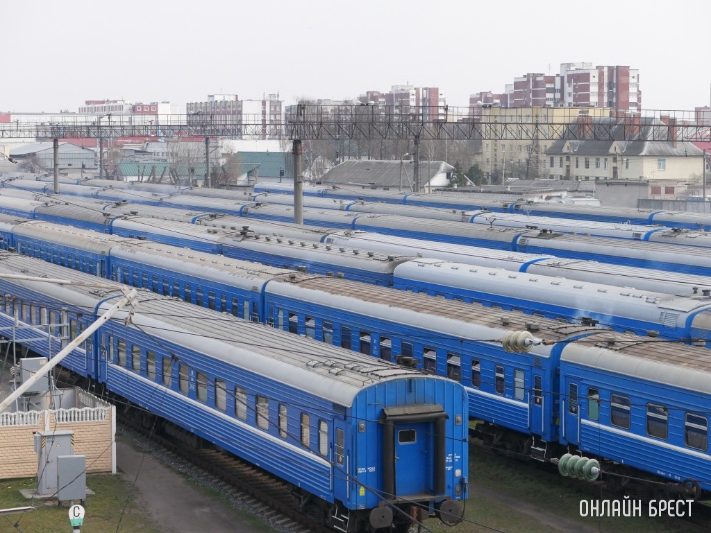 Дети бросали камни в проезжающий поезд. Какое наказание может быть за такую «забаву»?