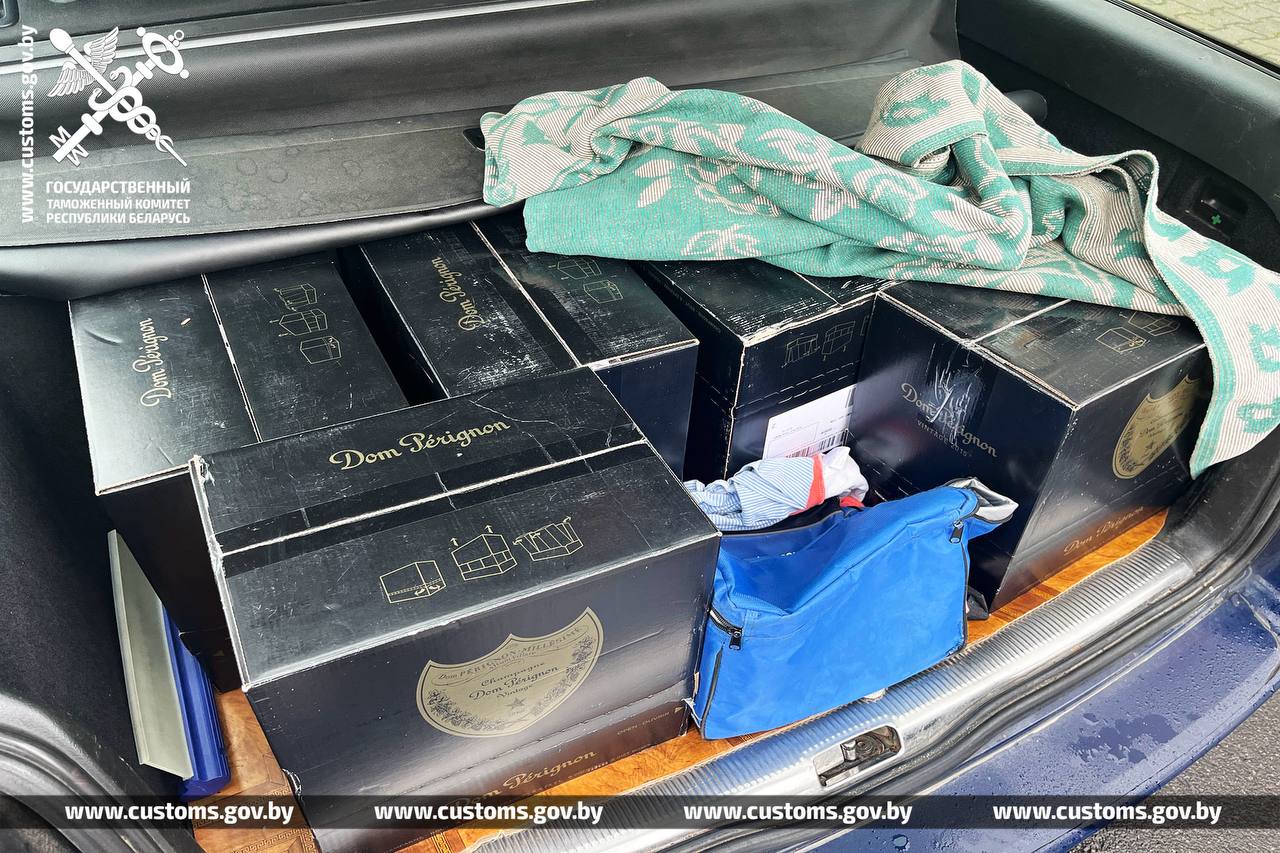 Таможенники остановили машину, напичканную немаркированным элитным алкоголем