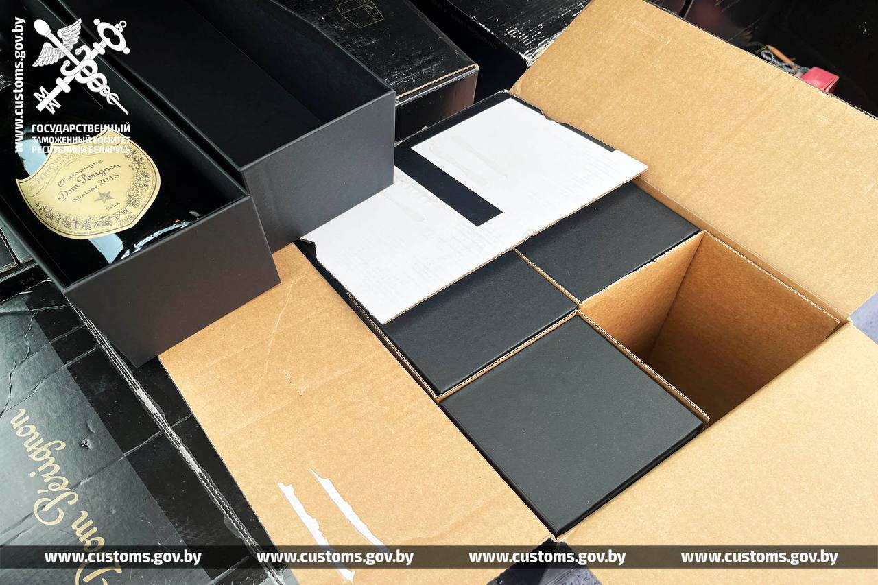 Таможенники остановили машину, напичканную немаркированным элитным алкоголем