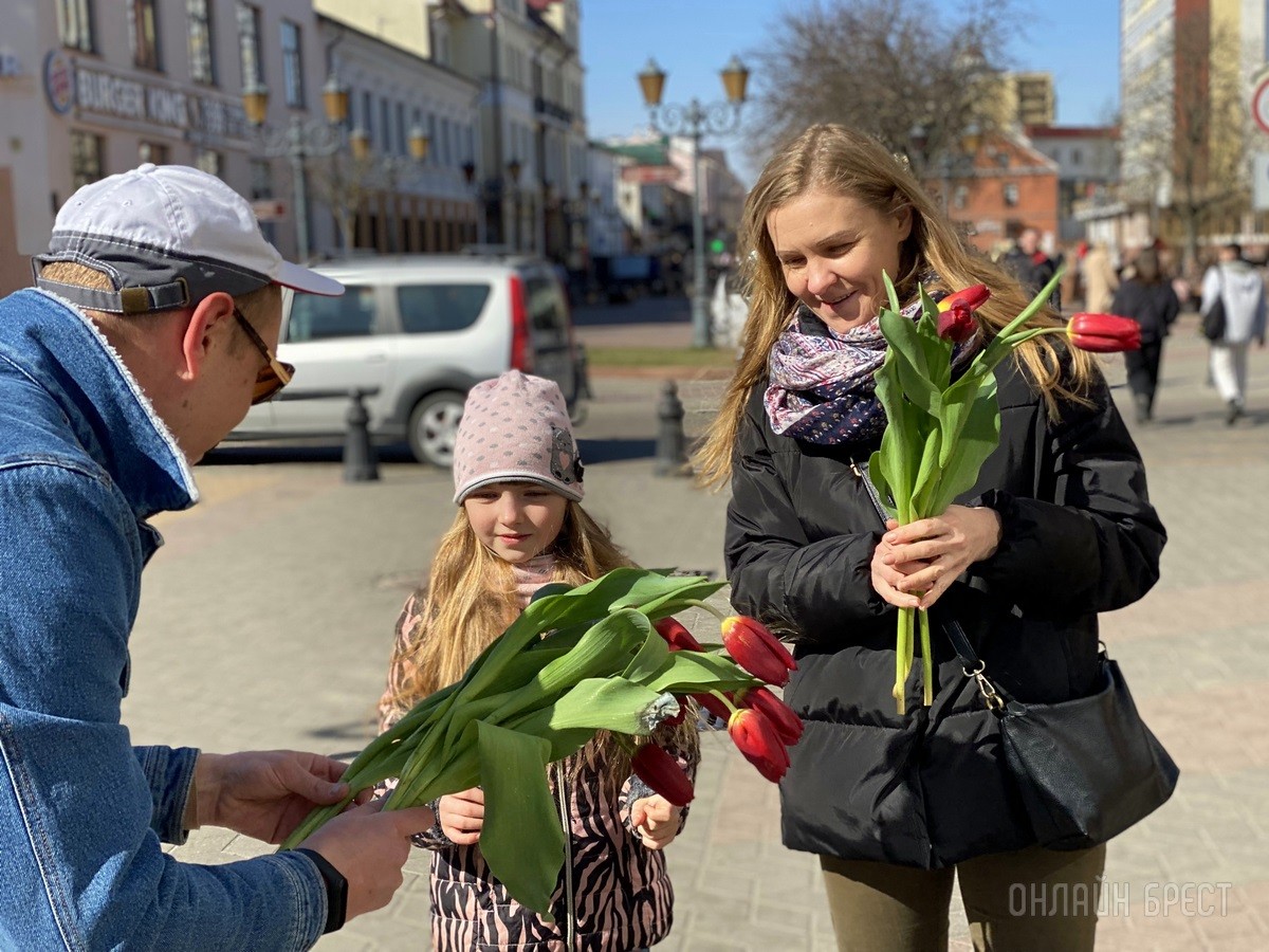 В честь открытия подарили женщинам 2500 тюльпанов! В Бресте открылась цветочная мастерская «La Buton»