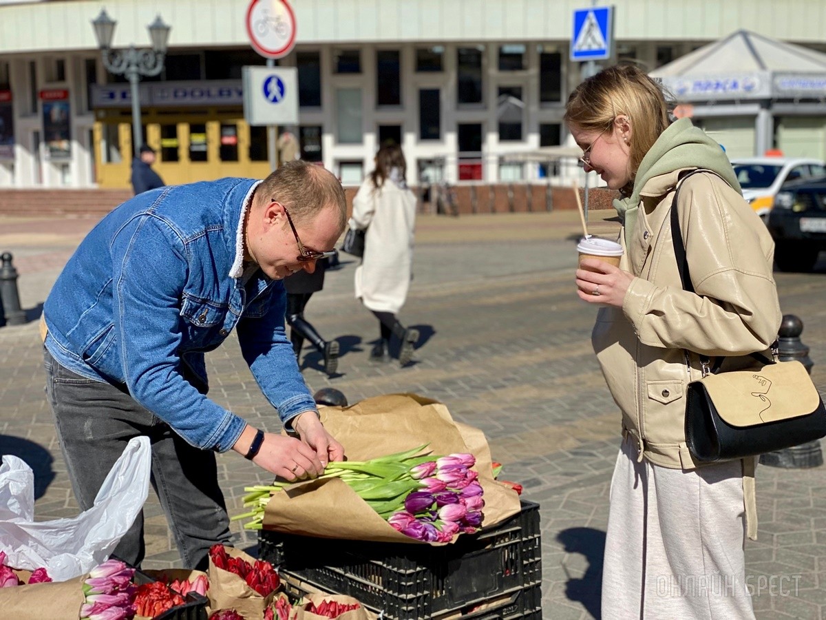 В честь открытия подарили женщинам 2500 тюльпанов! В Бресте открылась цветочная мастерская «La Buton»