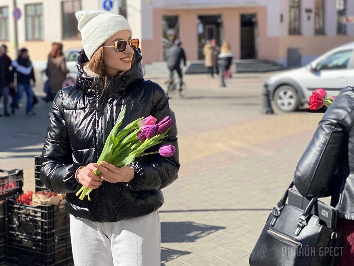 В честь открытия подарили женщинам 2500 тюльпанов! В Бресте открылась цветочная мастерская «La Buton»