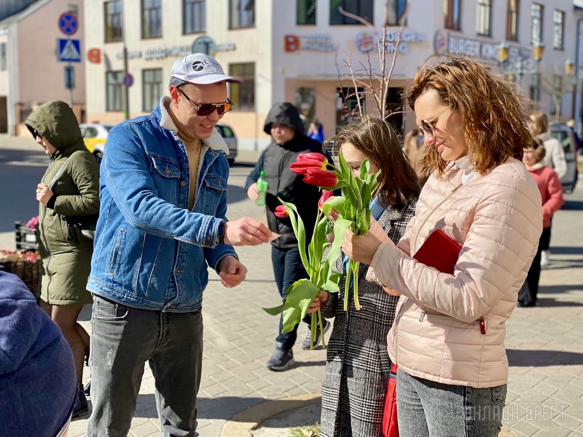В честь открытия подарили женщинам 2500 тюльпанов! В Бресте открылась цветочная мастерская «La Buton»