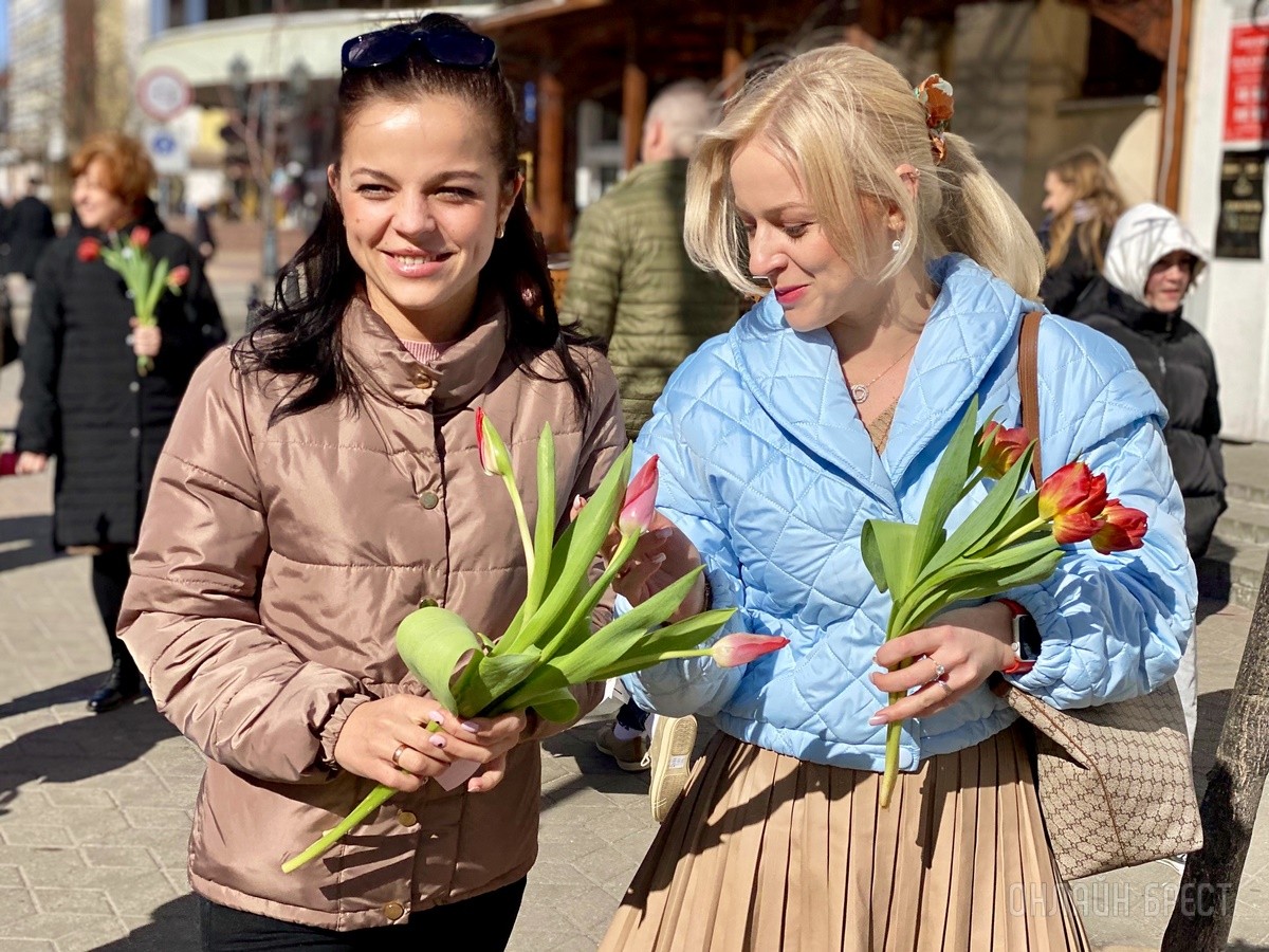 В честь открытия подарили женщинам 2500 тюльпанов! В Бресте открылась цветочная мастерская «La Buton»