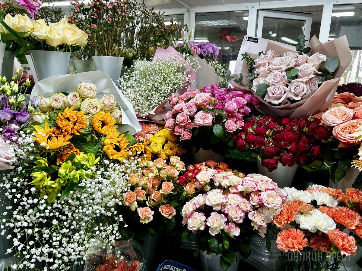 В честь открытия подарили женщинам 2500 тюльпанов! В Бресте открылась цветочная мастерская «La Buton»