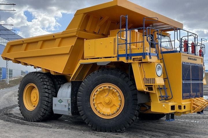 БЕЛАЗ собрал 90-тонный самосвал с газопоршневым двигателем