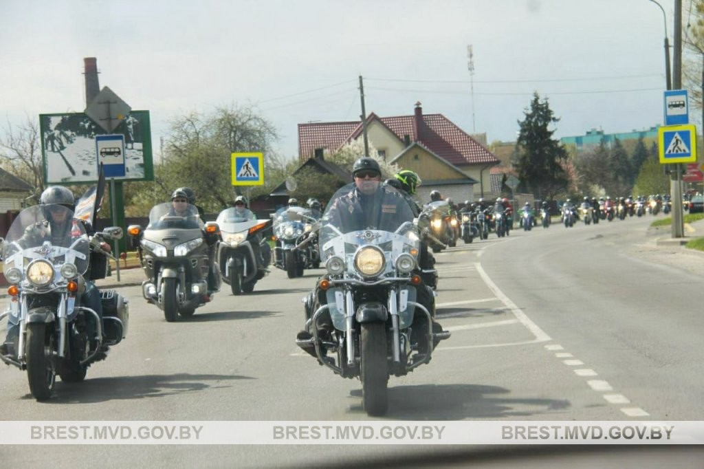 Байкеры в сопровождении ГАИ официально открыли мотосезон в Пинске