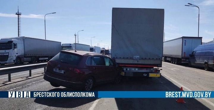 В ГАИ рассказали, как VW возле Бреста «встретился» с фурой