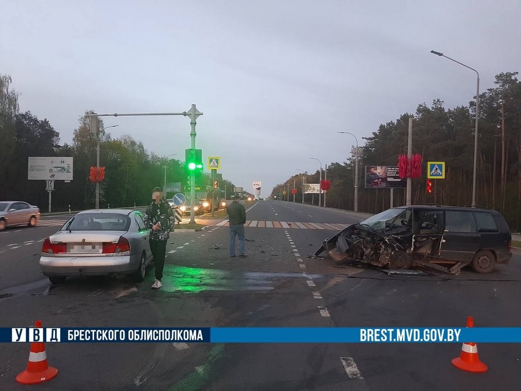 В Бресте на Московской сильно столкнулись автомобиль. ГАИ рассказал подробности