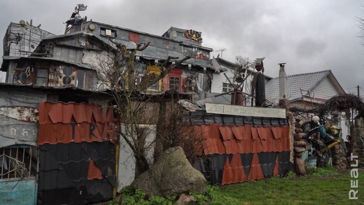 «Стены обшиты картонными ящиками от холодильника». Белорус построил дом из мусора и показал, как он устроен