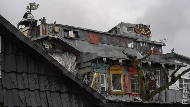 «Стены обшиты картонными ящиками от холодильника». Белорус построил дом из мусора и показал, как он устроен