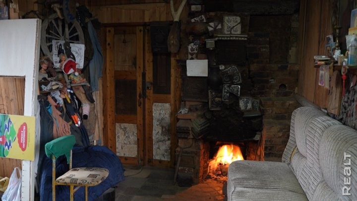 «Стены обшиты картонными ящиками от холодильника». Белорус построил дом из мусора и показал, как он устроен