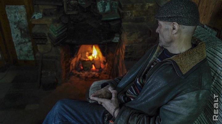 «Стены обшиты картонными ящиками от холодильника». Белорус построил дом из мусора и показал, как он устроен