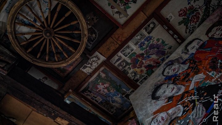 «Стены обшиты картонными ящиками от холодильника». Белорус построил дом из мусора и показал, как он устроен