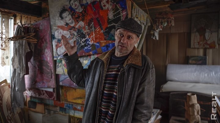 «Стены обшиты картонными ящиками от холодильника». Белорус построил дом из мусора и показал, как он устроен