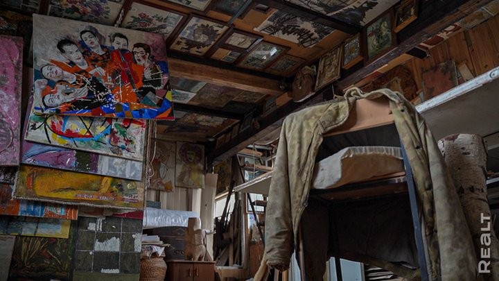 «Стены обшиты картонными ящиками от холодильника». Белорус построил дом из мусора и показал, как он устроен