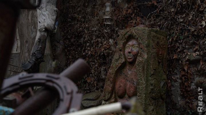 «Стены обшиты картонными ящиками от холодильника». Белорус построил дом из мусора и показал, как он устроен