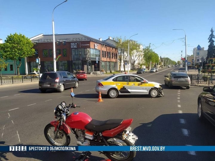 В Бресте таксист врезался в мотоциклиста. Кто виноват?