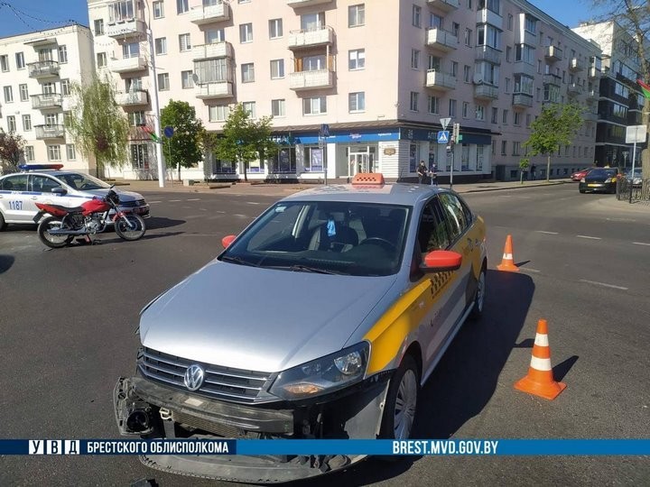 В Бресте таксист врезался в мотоциклиста. Кто виноват?