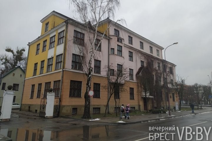 «Здесь суда нет». В бывшем здании Фемиды в Бресте на Леваневского сейчас слышны детские голоса
