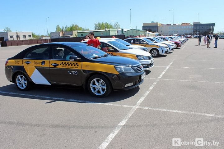 Кобринские таксисты проехали колонной и почтили память защитников города