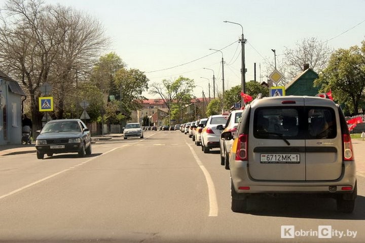 Кобринские таксисты проехали колонной и почтили память защитников города