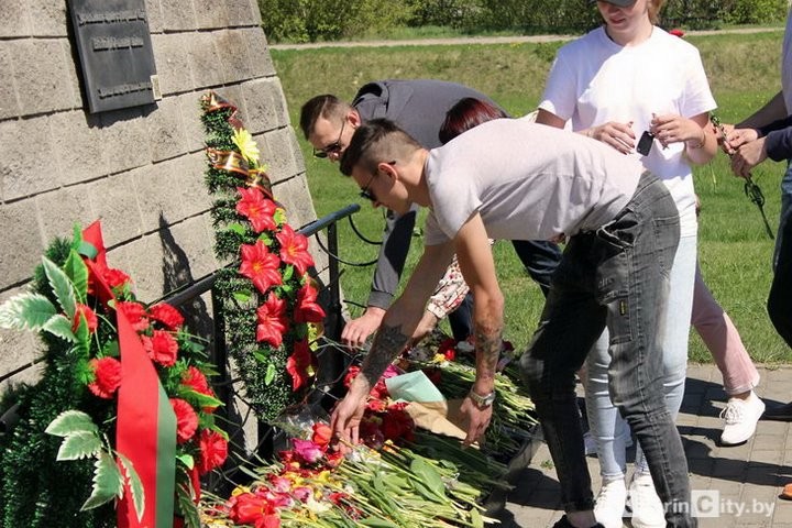 Кобринские таксисты проехали колонной и почтили память защитников города