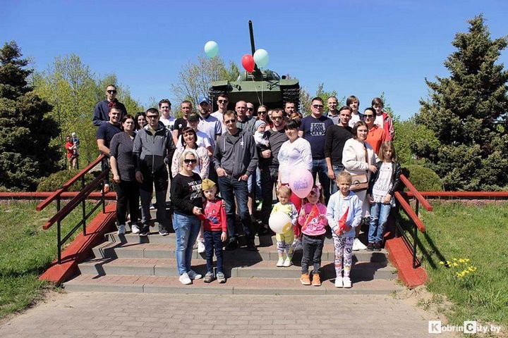 Кобринские таксисты проехали колонной и почтили память защитников города