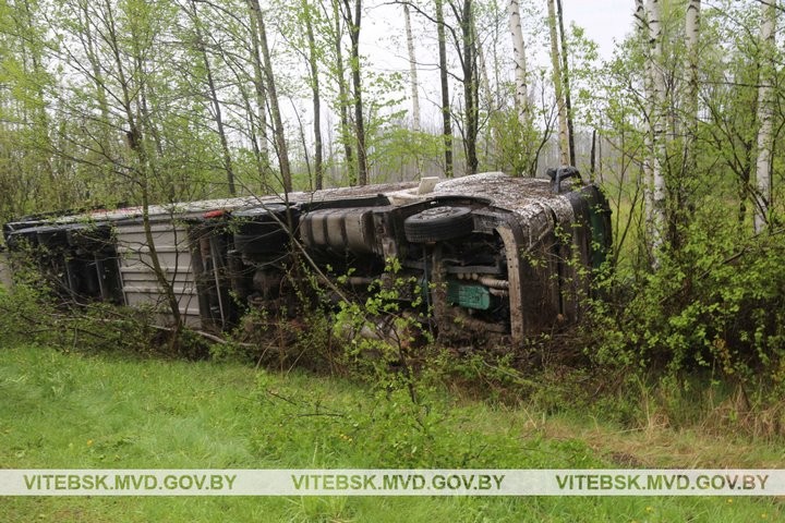 В Беларуси перевернулась фура с тоннами шоколада