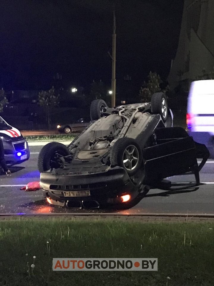 Этой ночью в Гродно девушка перевернулась на BMW X5. Видео