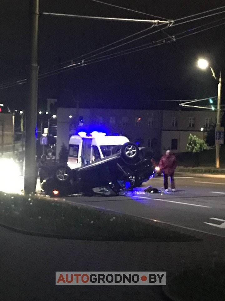 Этой ночью в Гродно девушка перевернулась на BMW X5. Видео