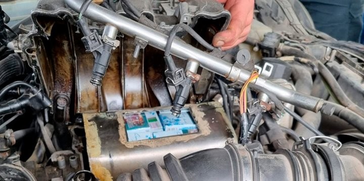 Белорус спрятал сигареты в моторе своего автомобиля и поехал в Польшу. Посмотрите на эти тайники