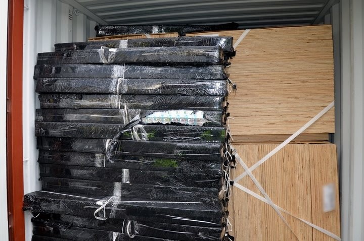 Белорус спрятал сигареты в моторе своего автомобиля и поехал в Польшу. Посмотрите на эти тайники