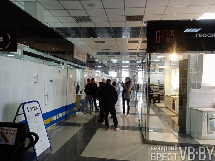 В Бресте в визовом центре не иссякают очереди. Кто куда едет и зачем?