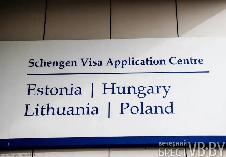 В Бресте в визовом центре не иссякают очереди. Кто куда едет и зачем?