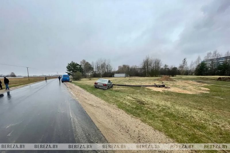 В Белоозерске автомобиль BMW съехал в кювет и снес столб