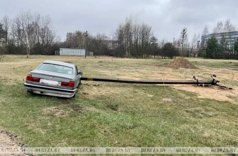 В Белоозерске автомобиль BMW съехал в кювет и снес столб