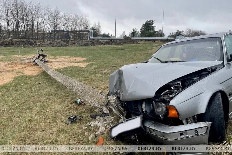 В Белоозерске автомобиль BMW съехал в кювет и снес столб