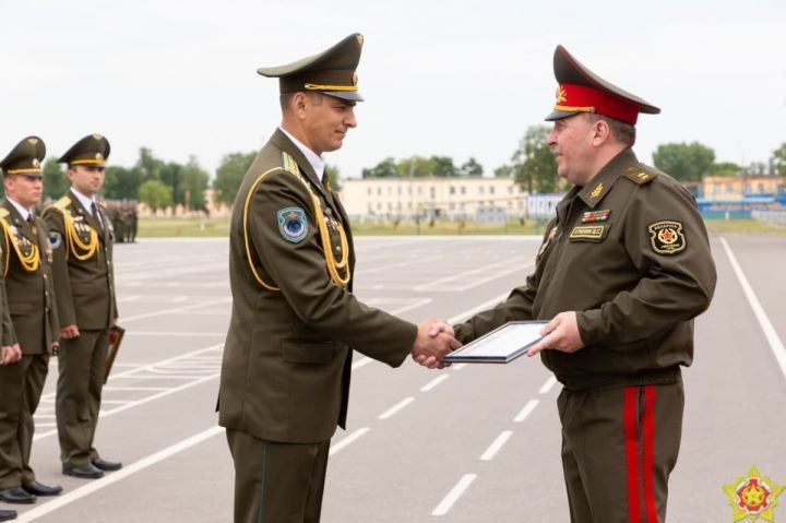 Министр обороны наградил брестских десантников