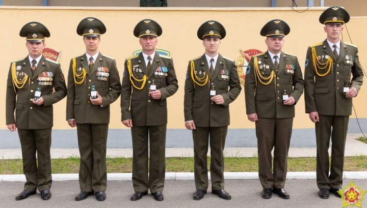 Министр обороны наградил брестских десантников