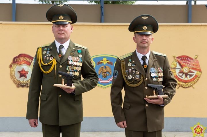 Министр обороны наградил брестских десантников