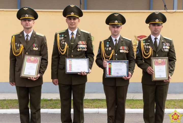 Министр обороны наградил брестских десантников