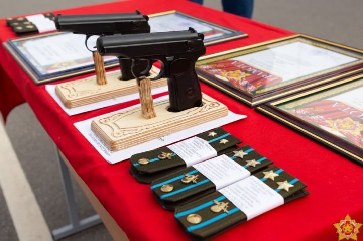 Министр обороны наградил брестских десантников